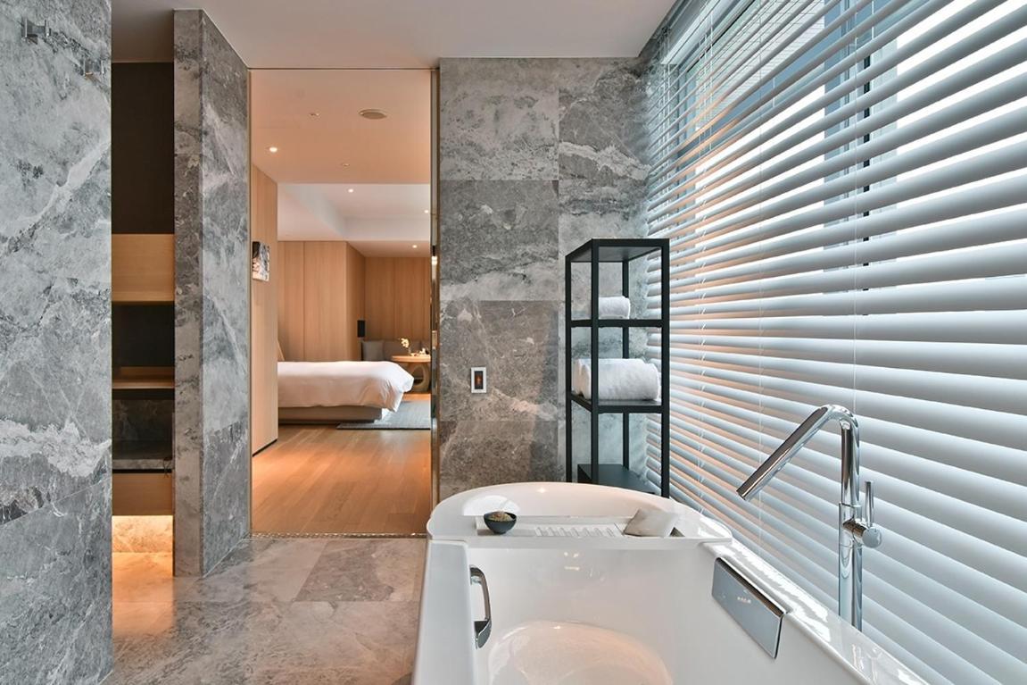 Silks Club Hotel Каосюн Екстериор снимка Bathroom