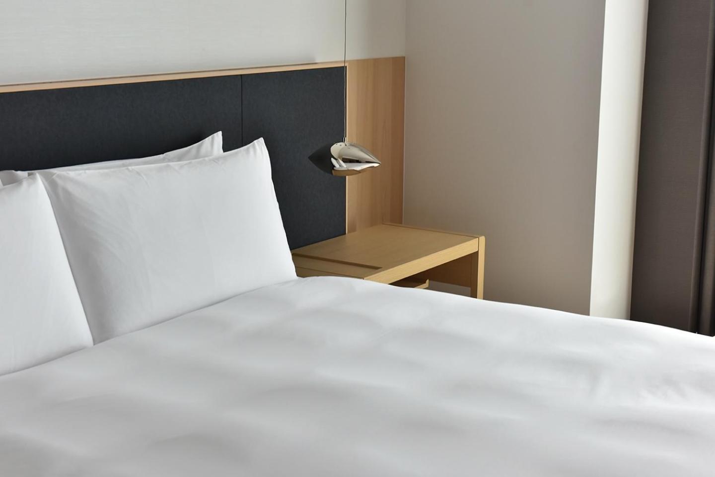 Silks Club Hotel Каосюн Екстериор снимка A bed with a nightstand