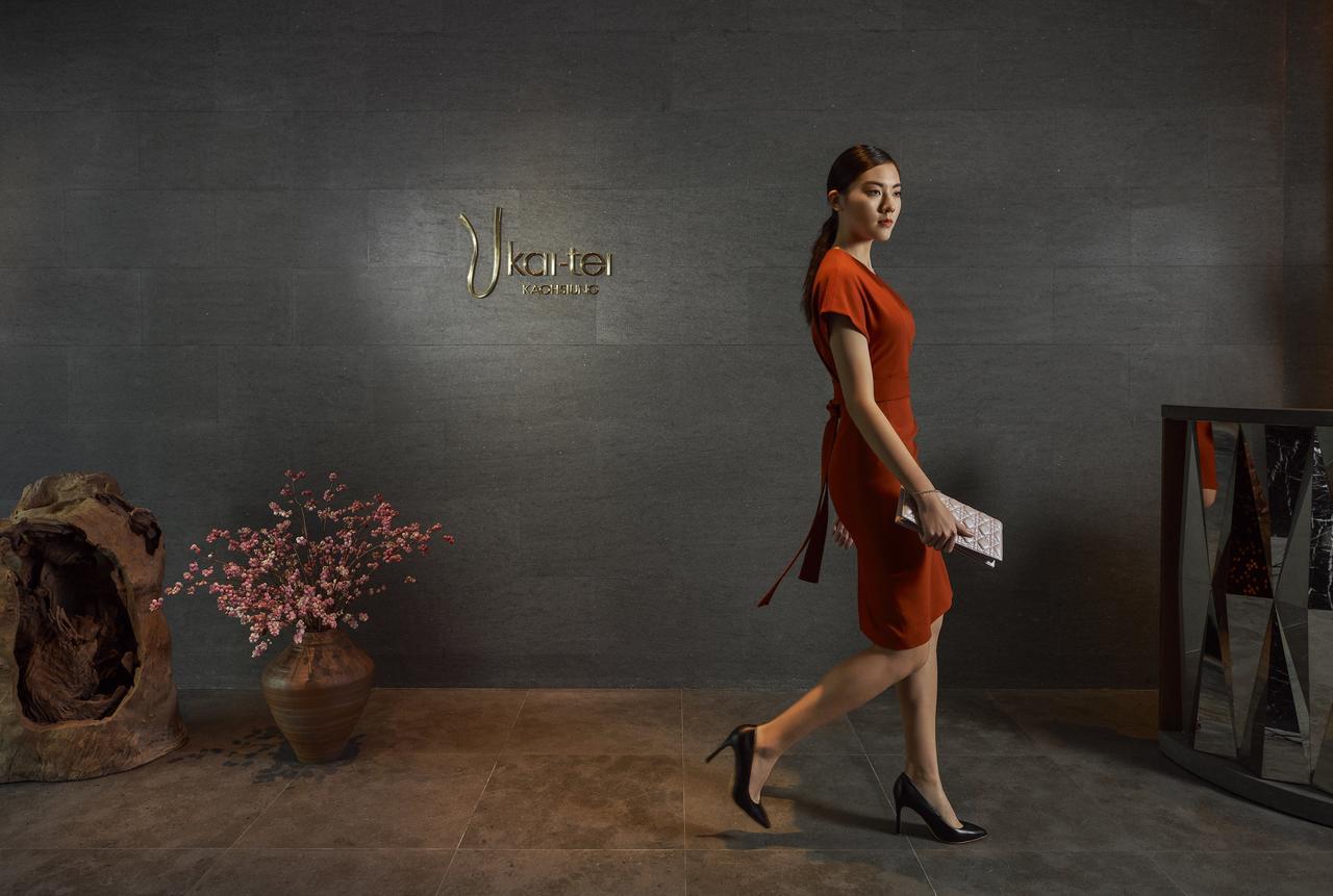 Silks Club Hotel Каосюн Екстериор снимка A woman wearing a dress
