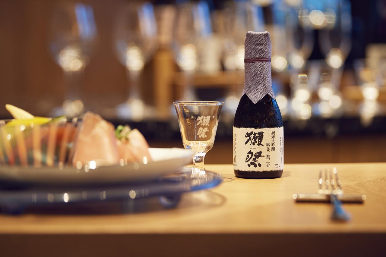 Silks Club Hotel Каосюн Екстериор снимка A bottle of awamori