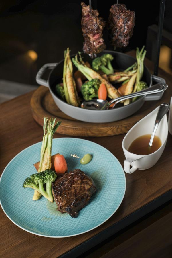 Silks Club Hotel Каосюн Екстериор снимка A steak with vegetables
